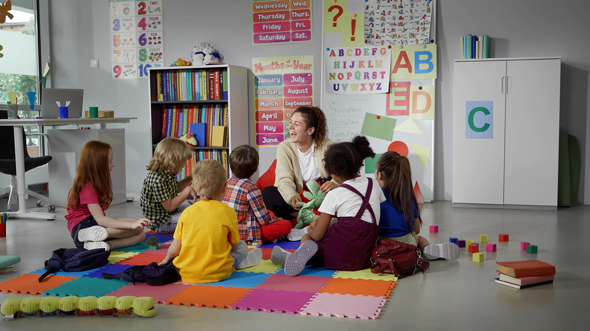 kindergarten teacher teaching class